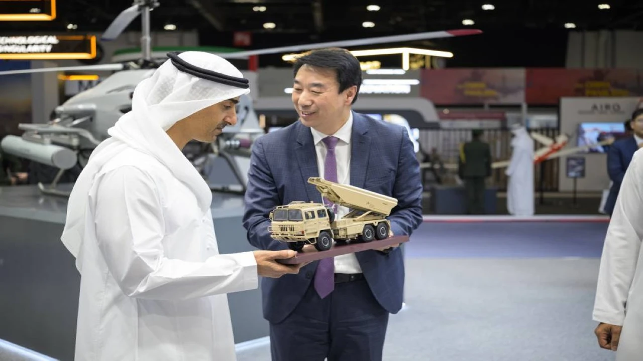 تقنيات الدفاع والابتكار.. خالد بن محمد يزور معرضي يومكس وسيمتكس 2026 للأدوات الدفاعية